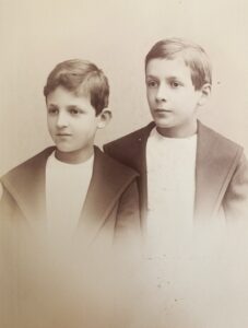 4 WW rechts mit Erwin Walther etwa 1898 Hof-Fotograph Wilh. Pöllot Darmstadt